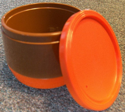 MISKA NA POLÉVKU S VÍČKEM PLAST hnědo-oranžová - ABNER - Tabletové stravovací systémy