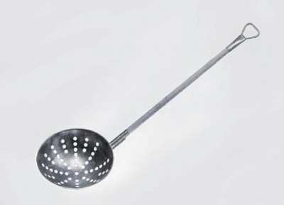 Cedník uzenářský pocínovaný pr.40cm, otvory 17mm, s dřevěnou násadou 90cm - Gastro příslušenství - Cedníky, Síta, Pasírky, Mačkadla - Cedníky