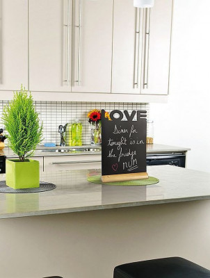 Securit® Stolní popisovací tabule LOVE s popisovačem, dřevěný stojánek - Barový, restaurační servis a hotelové doplňky - Nabídkové tabule stolní - Tabulka s motivy na dřevěným podstavcem
